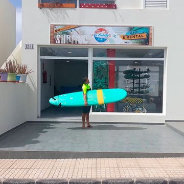 La Garita Surf - School & Rental hombre con tabla de surf