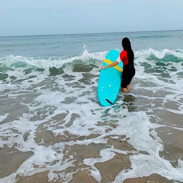 La Garita Surf - School & Rental mujer haciendo surf